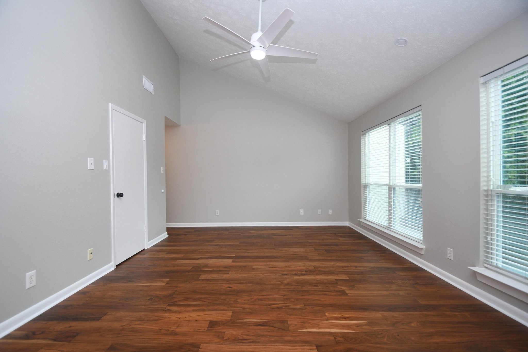239 Malone Street, Unit B Houston, TX 77007 - Photo 21 of 35 another angle of the primary bedroom with high ceiling
