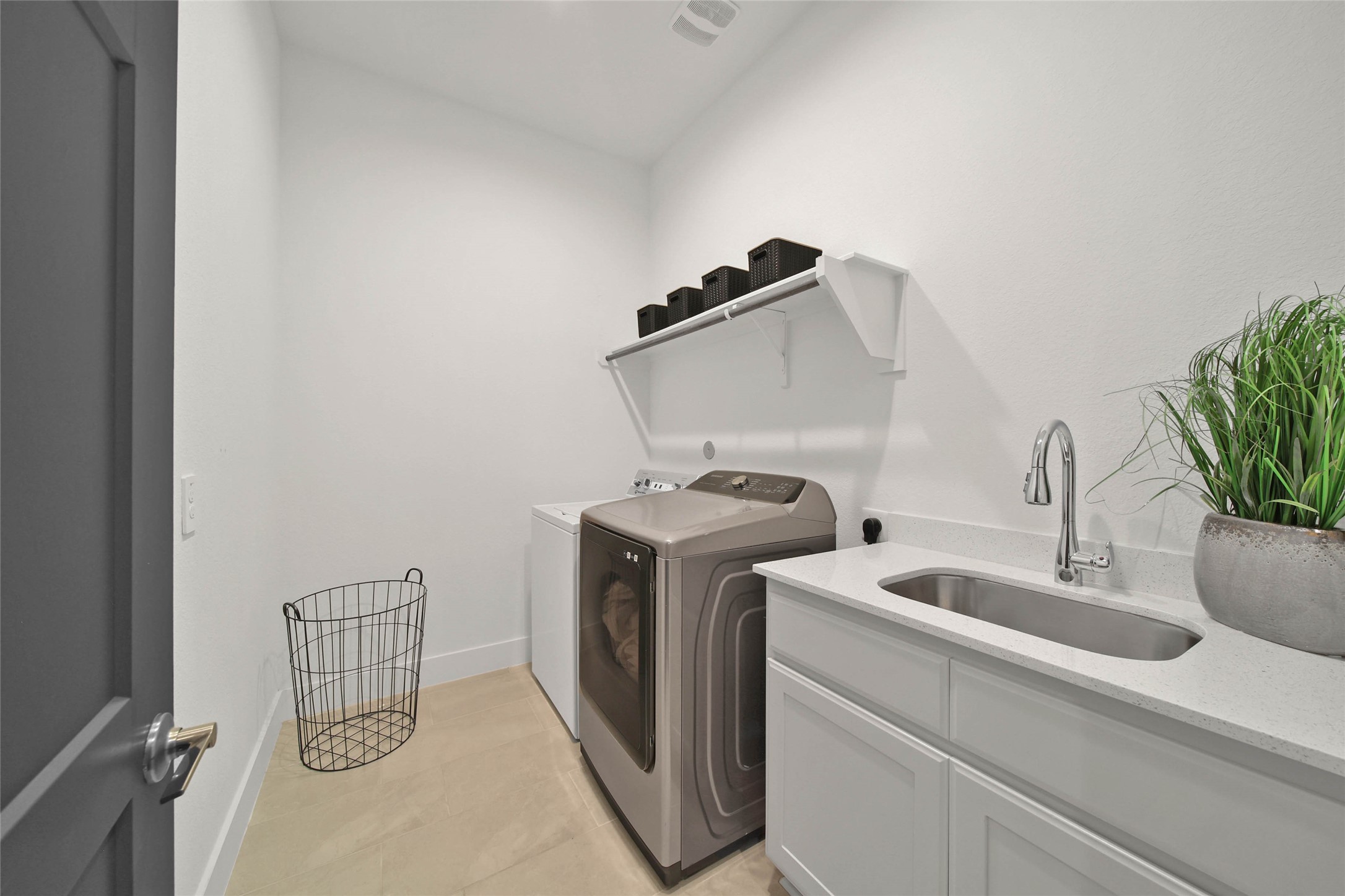 1015 Oak Briar Lane Conroe, TX 77384 - Photo 33 of 50 a utility room with dryer and washer