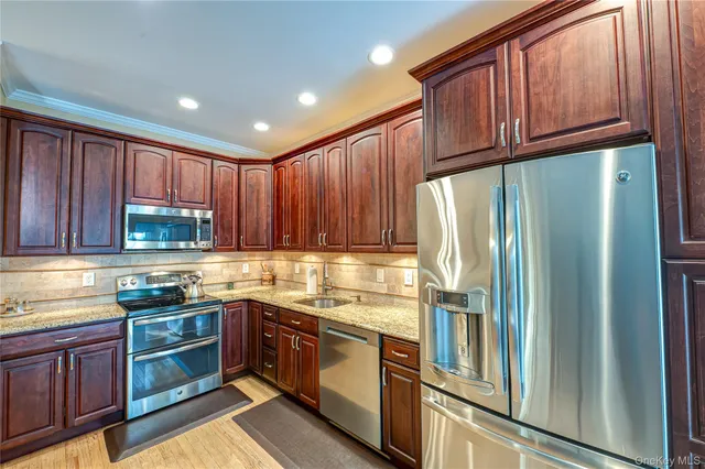 $635,000 | 4 Chelsea Drive, Smithtown, NY 11787