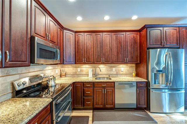 $635,000 | 4 Chelsea Drive, Smithtown, NY 11787