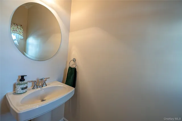 $635,000 | 4 Chelsea Drive, Smithtown, NY 11787