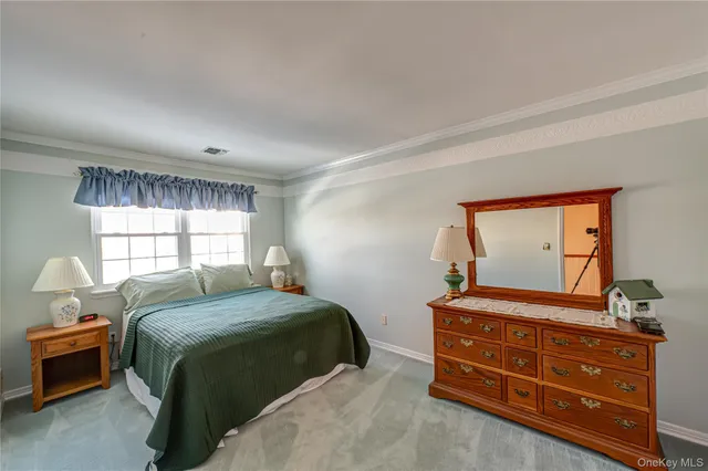 $635,000 | 4 Chelsea Drive, Smithtown, NY 11787