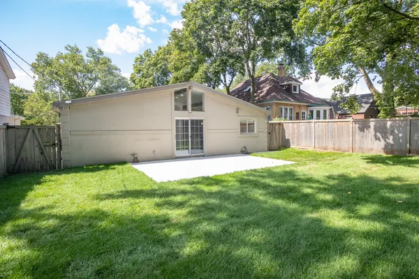 $3,750 | 523 Green Bay Road, Highland Park, IL 60035