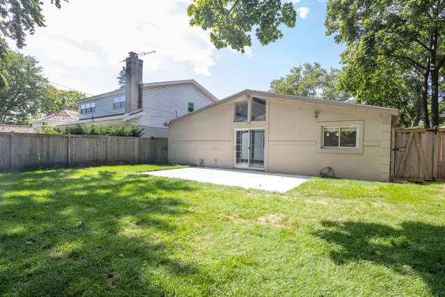 $3,750 | 523 Green Bay Road, Highland Park, IL 60035