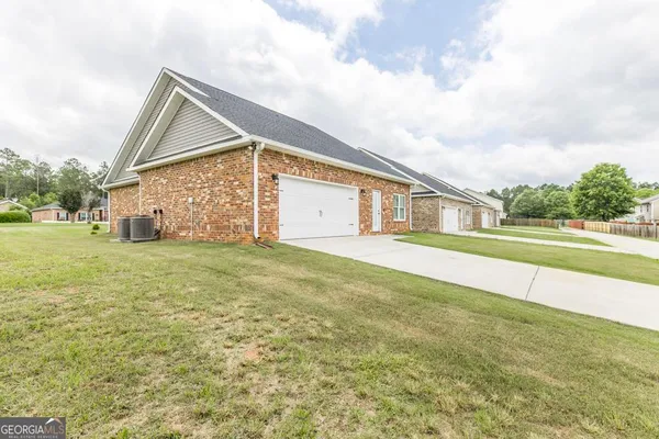a view of a house with a yard