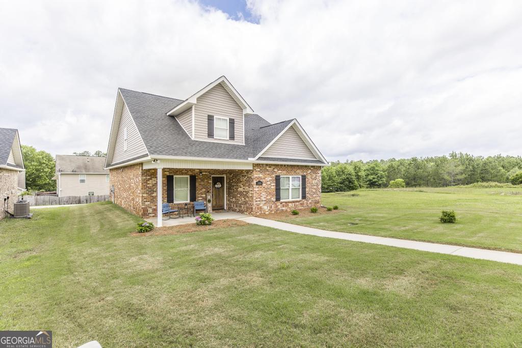 309 Charles Gray Boulevard Perry, GA 31069 - Photo 4 of 30 a front view of a house with garden
