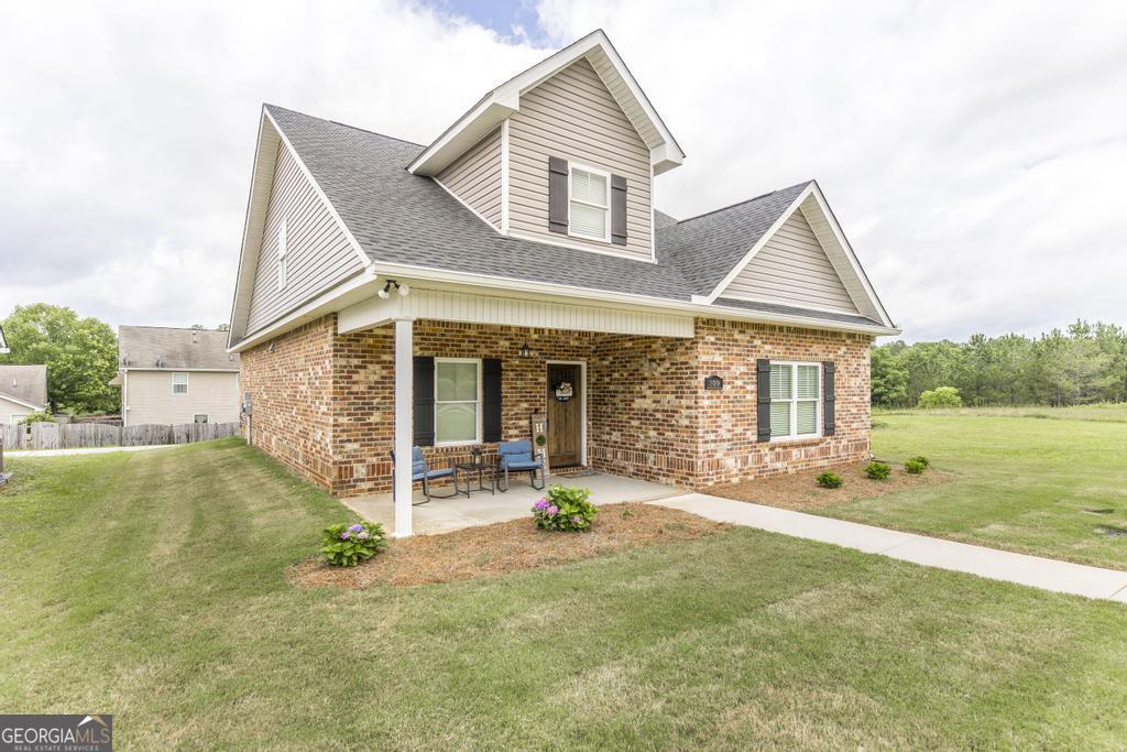 309 Charles Gray Boulevard Perry, GA 31069 - Photo 5 of 30 a front view of a house with garden