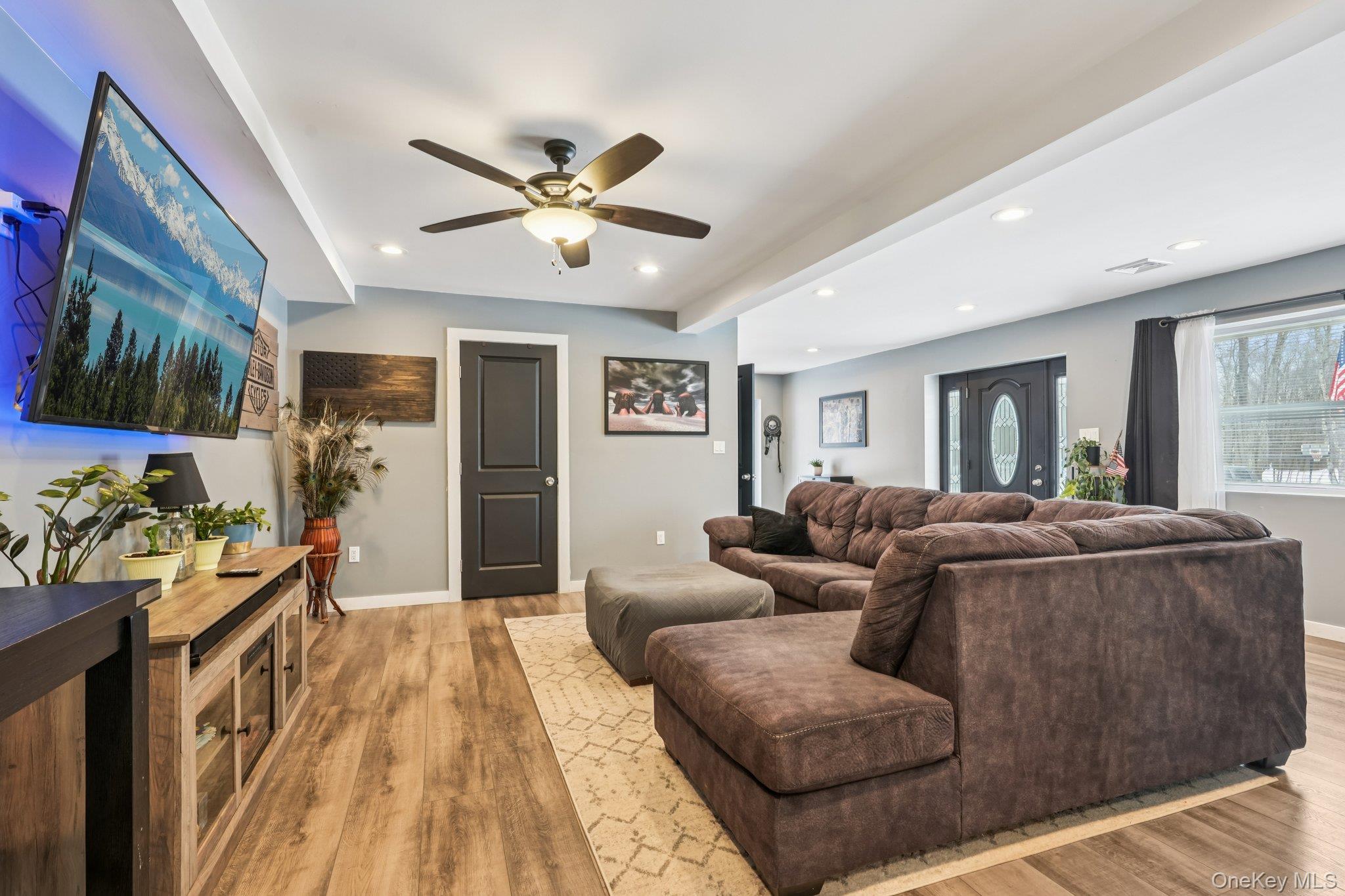 184 Quaker Street Wallkill, NY 12589 - Photo 6 of 35 a living room with furniture and a window
