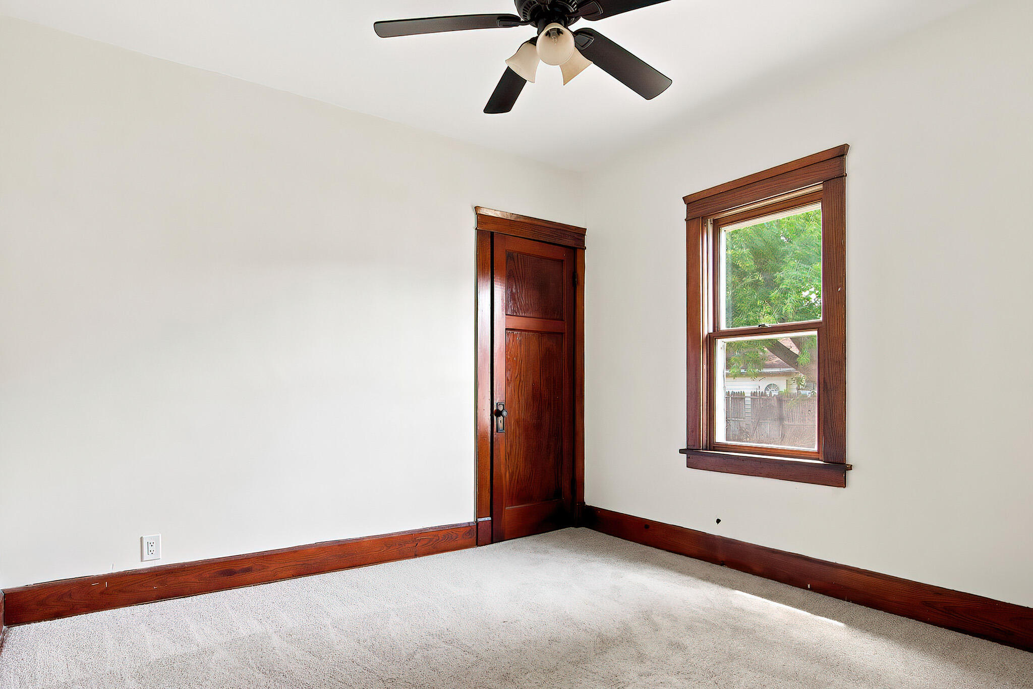 2111 Lawn Street Racine, WI 53404 - Photo 17 of 29 21 IMG_1200