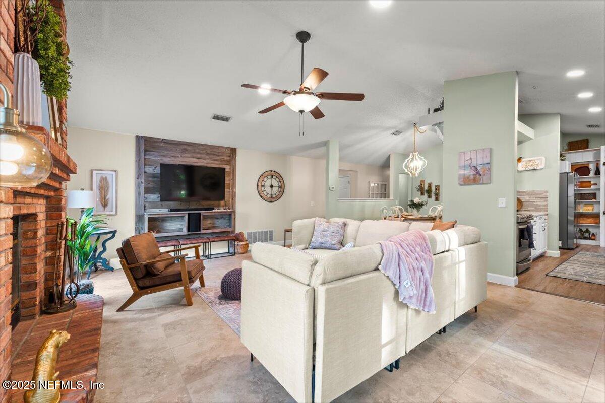 9160 Runnymeade Road Jacksonville, FL 32257 - Photo 22 of 40 Living Room