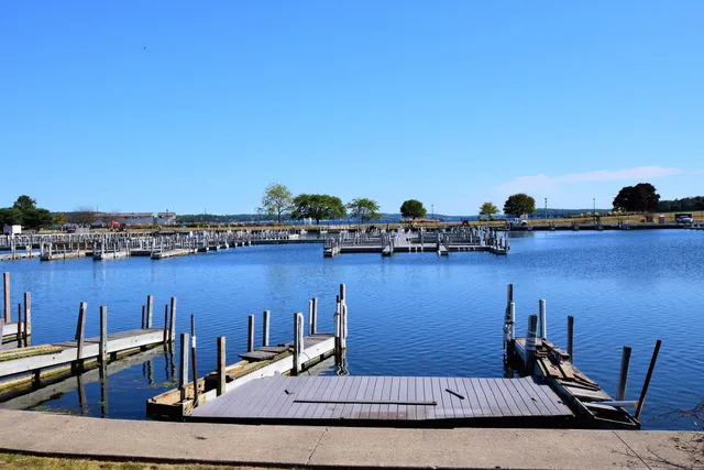 $200,000 | 255 Elmwood Avenue, Unit 205, Lake Geneva, WI 53147