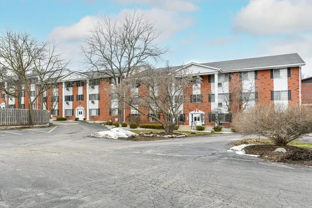 $200,000 | 255 Elmwood Avenue, Unit 205, Lake Geneva, WI 53147