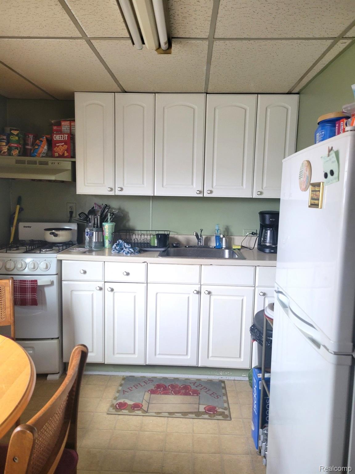 23191 Hoover Road Warren, MI 48089 - Photo 5 of 18 Kitchen