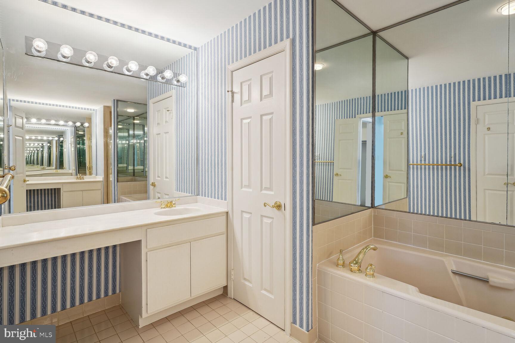 8300 Rising Ridge Way Bethesda, MD 20817 - Photo 17 of 28 Primary Bath