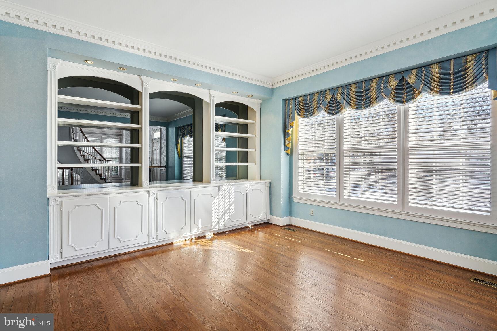 8300 Rising Ridge Way Bethesda, MD 20817 - Photo 5 of 28 Living Room
