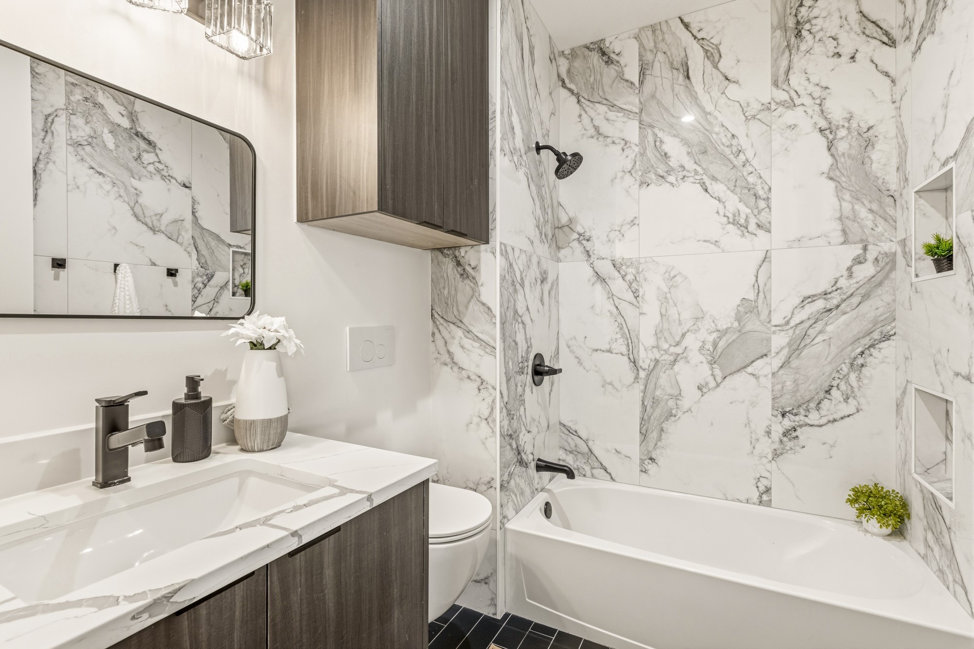 2300 Bluebonnet Lane Austin, TX 78704 - Photo 25 of 40 a bathroom with a bathtub and sink