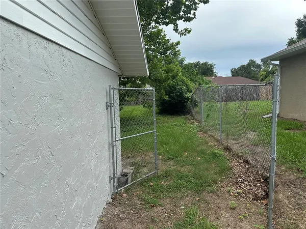 a view of a backyard