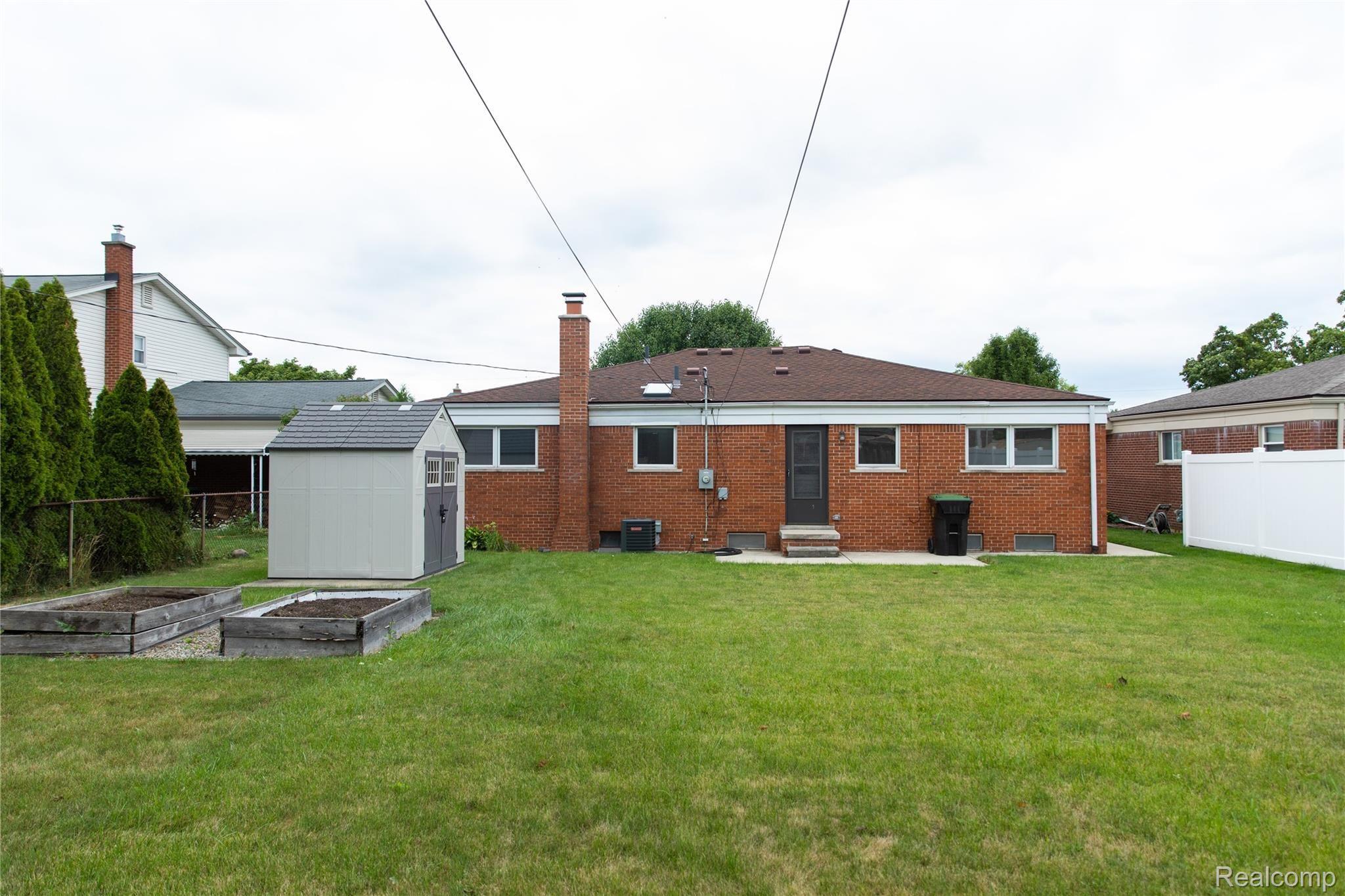 4902 Valley Road Trenton, MI 48183 - Photo 5 of 26 IMG_0021.jpg