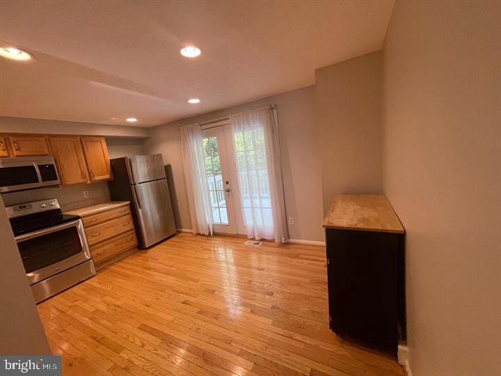 11906 Fieldthorn Court Reston, VA 20194 - Photo 3 of 18 Kitchen