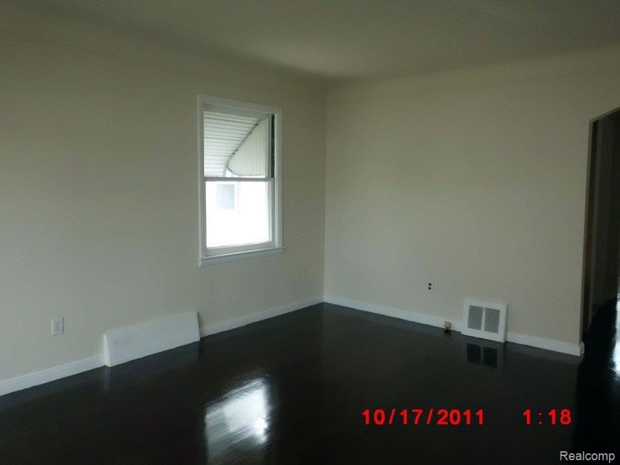 877 Princeton Road Berkley, MI 48072 - Photo 4 of 21 CIMG2231l