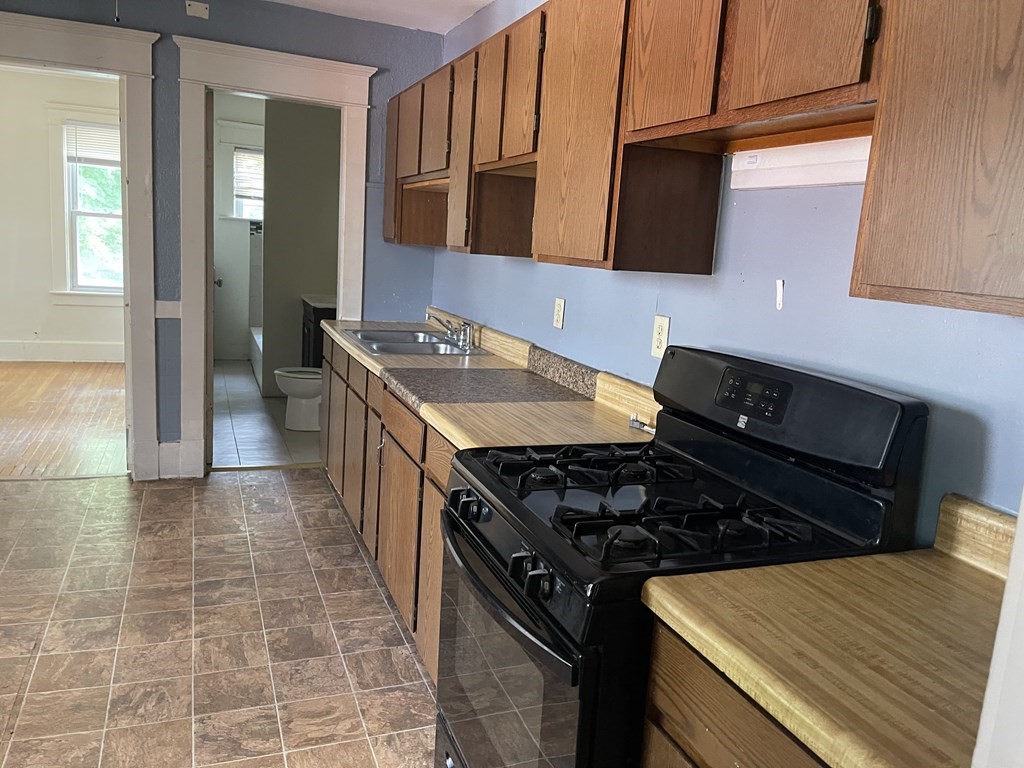 41 Suffolk Street Springfield, MA 01109 - Photo 5 of 28 Gallery Image 5