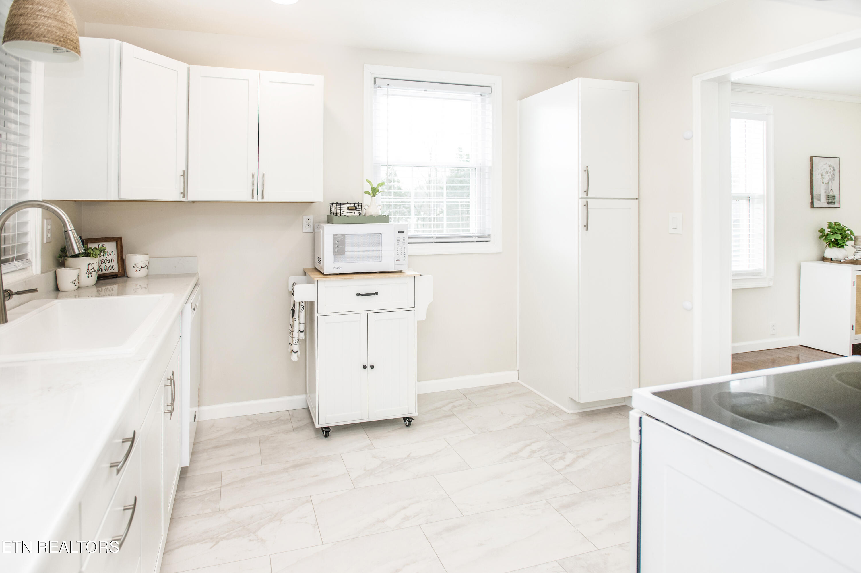 132 Pembroke Road Oak Ridge, TN 37830 - Photo 17 of 34 Kitchen Pantry