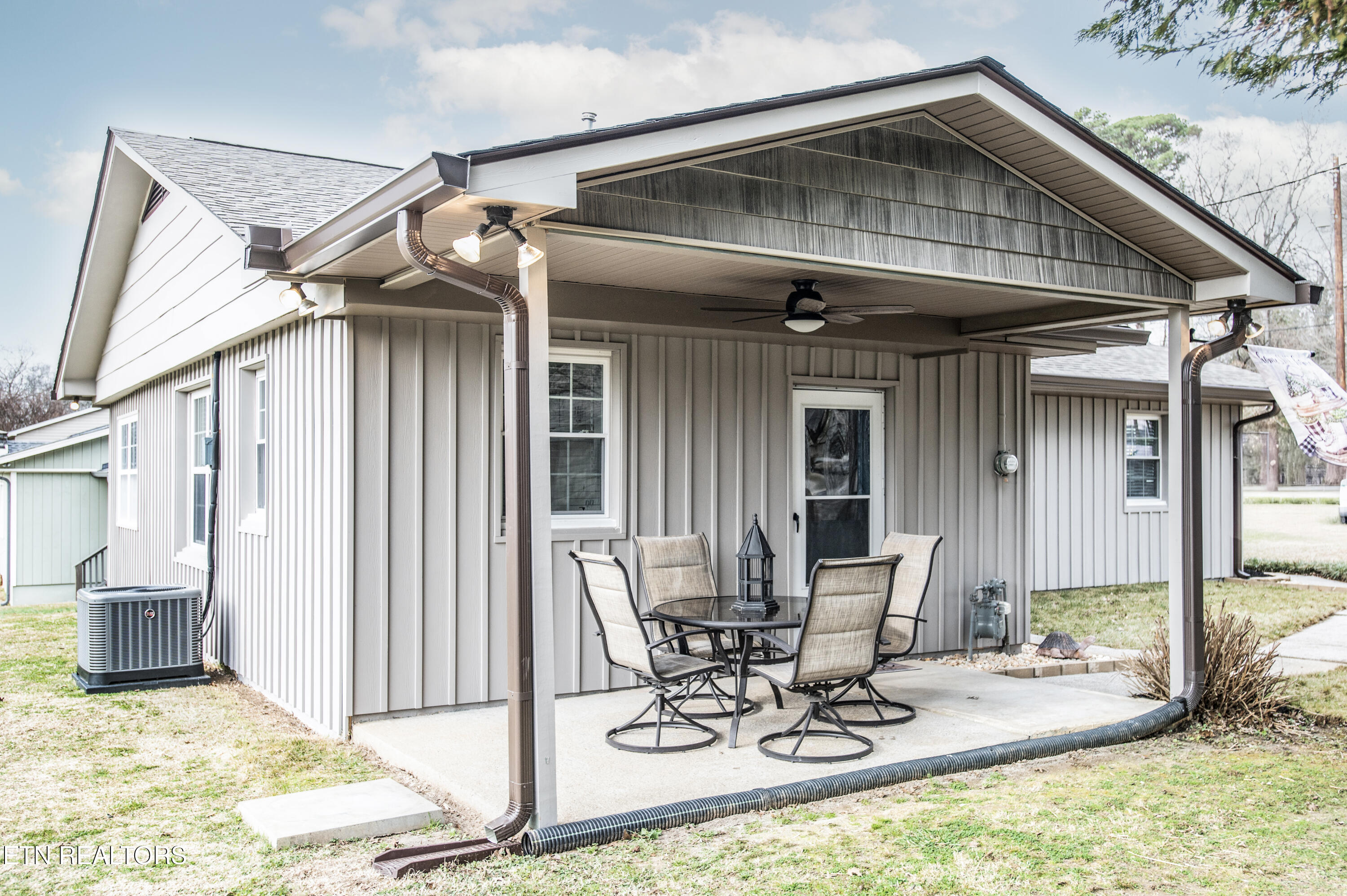 132 Pembroke Road Oak Ridge, TN 37830 - Photo 3 of 34 Covered porch