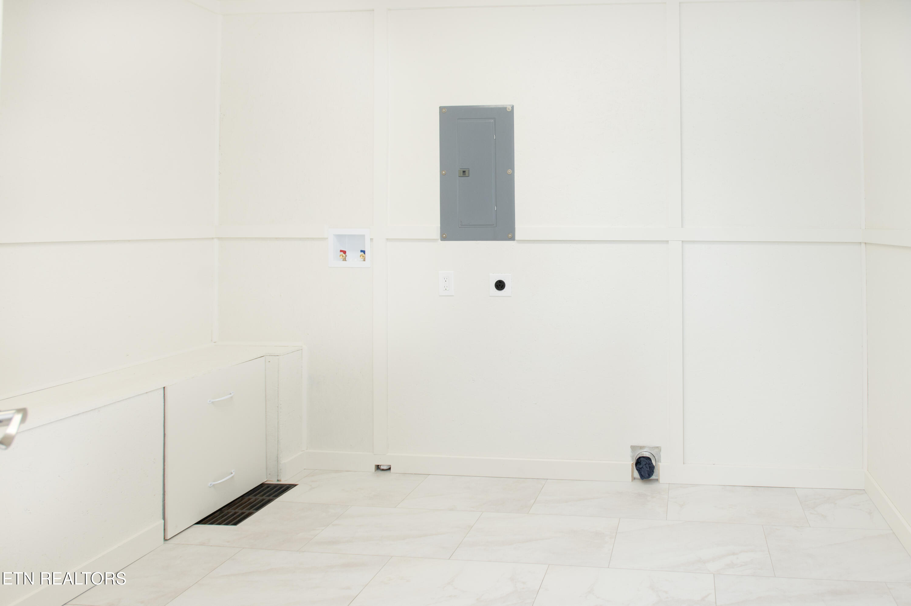 132 Pembroke Road Oak Ridge, TN 37830 - Photo 33 of 34 Laundry room