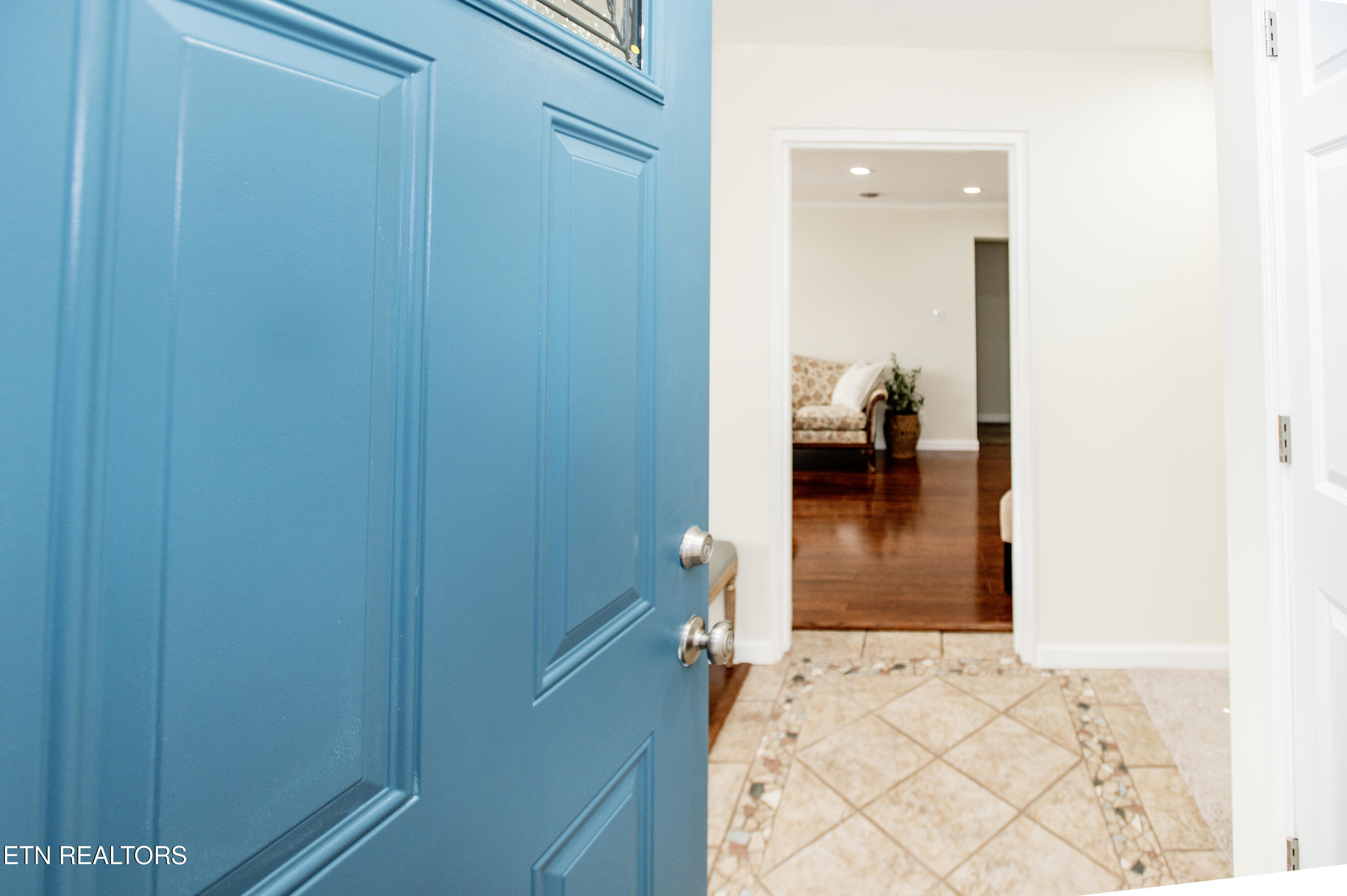 132 Pembroke Road Oak Ridge, TN 37830 - Photo 7 of 34 Front entrance