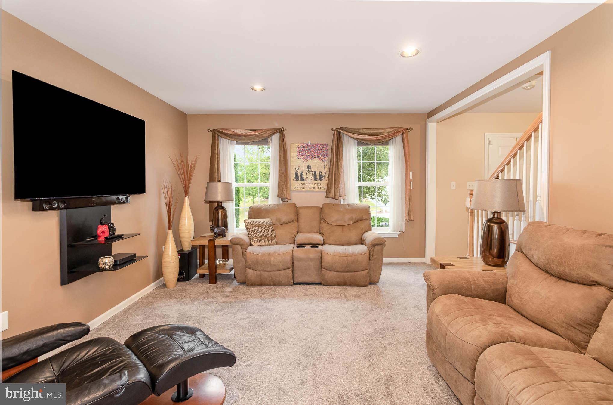 7070 Beaver Spring Road Harrisburg, PA 17111 - Photo 12 of 30 Living room