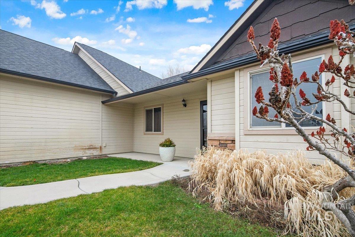 1513 Fairway Street Middleton, ID 83644 - Photo 3 of 20 Entrance to property featuring a shingled roof and a lawn