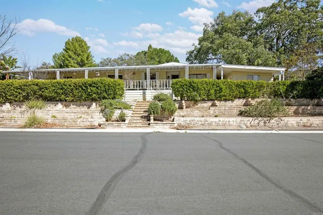 a view of a yard and front a house
