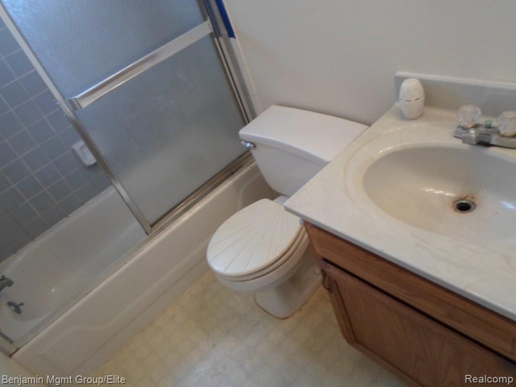 13219 Frazho Road Warren, MI 48089 - Photo 8 of 8 BATHROOM