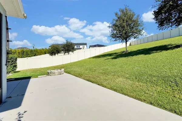 a view of a backyard