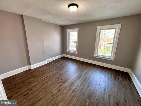 $2,200 | 417 Walnut Avenue, Trenton, NJ 08609