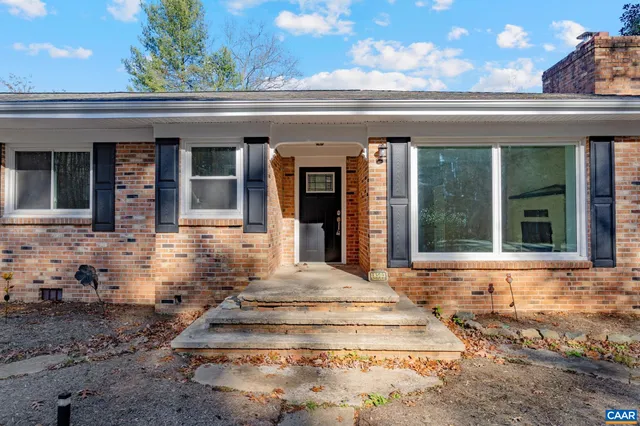 a view of entryway front of a house