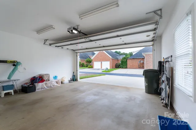a view of livingroom with furniture
