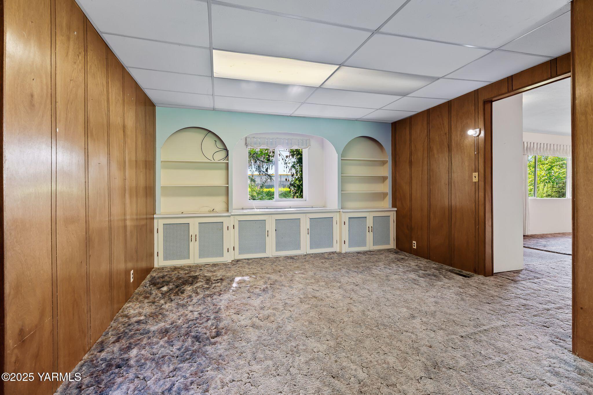 2006 Ekelman Road Yakima, WA 98901 - Photo 5 of 27 an empty room with windows