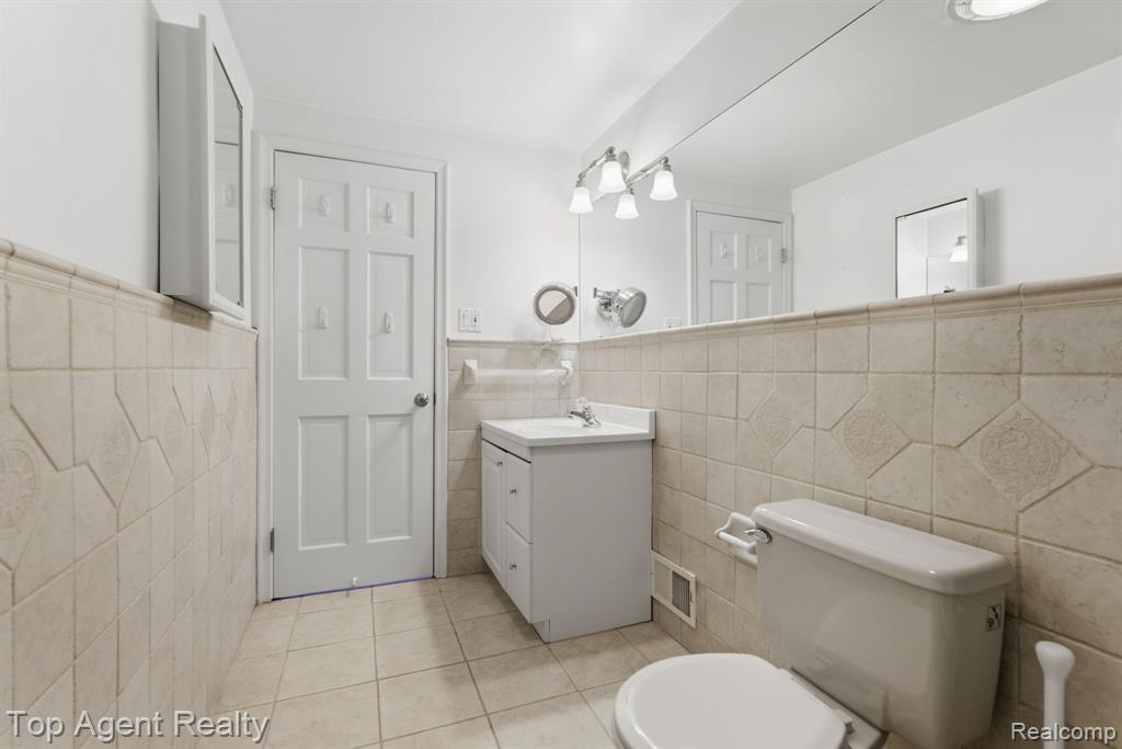 32306 Baintree Road Farmington Hills, MI 48334 - Photo 20 of 42