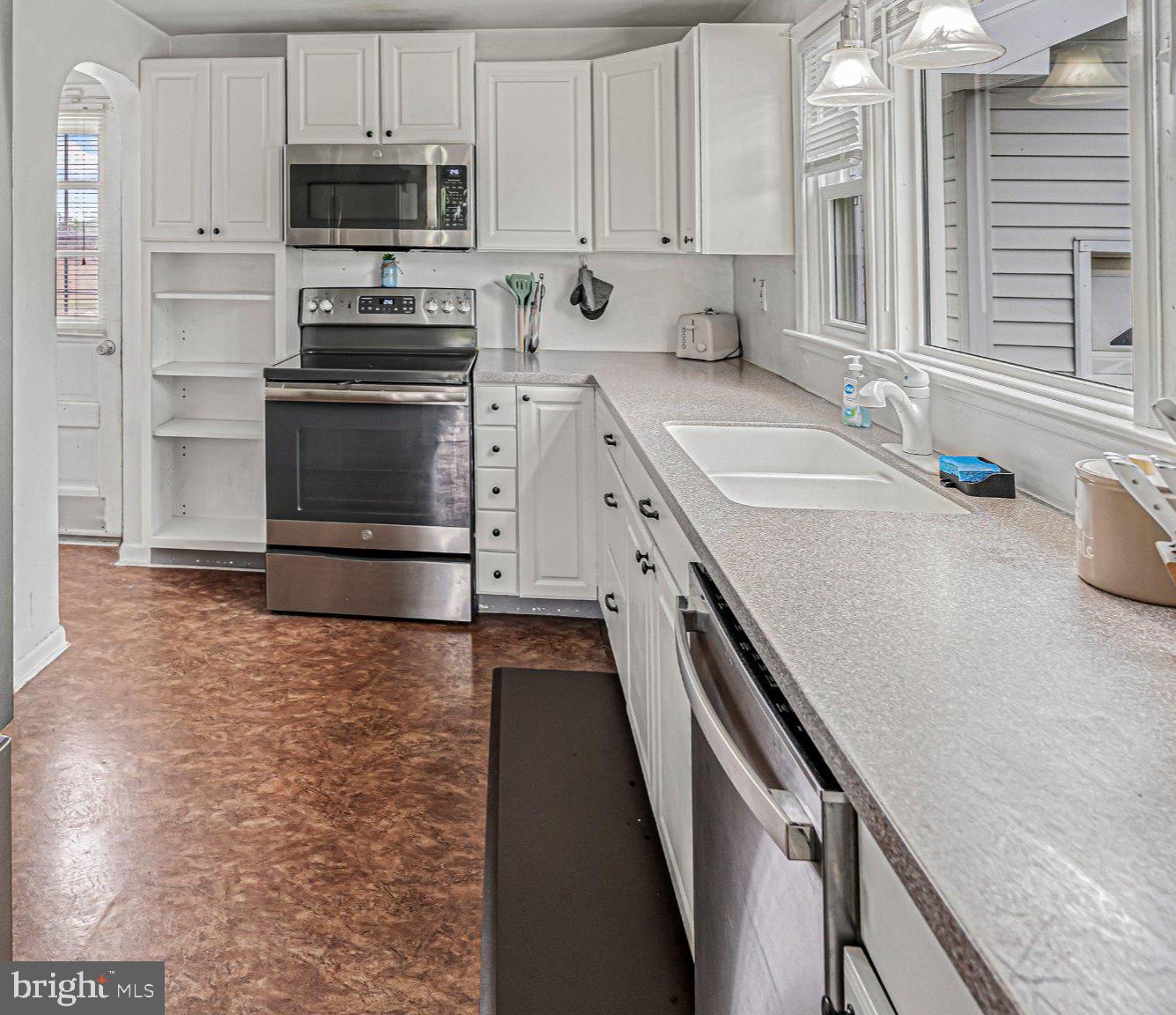 16 Garrison Road Elmer, NJ 08318 - Photo 6 of 17 Bright and modern kitchen space.
