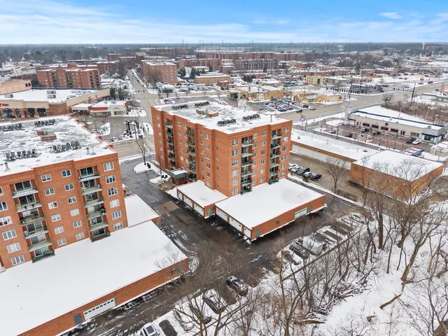 $339,900 | 545 South River Road, Unit 307, Des Plaines, IL 60016