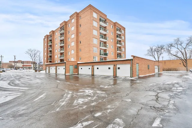 $339,900 | 545 South River Road, Unit 307, Des Plaines, IL 60016