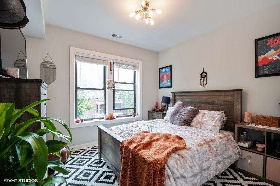 3550 North Racine Avenue, Unit 3 Chicago, IL 60613 - Photo 2 of 6