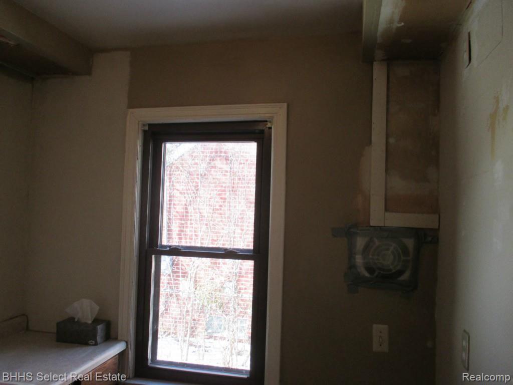 24431 Ross Street Dearborn, MI 48124 - Photo 9 of 26 023.jpg