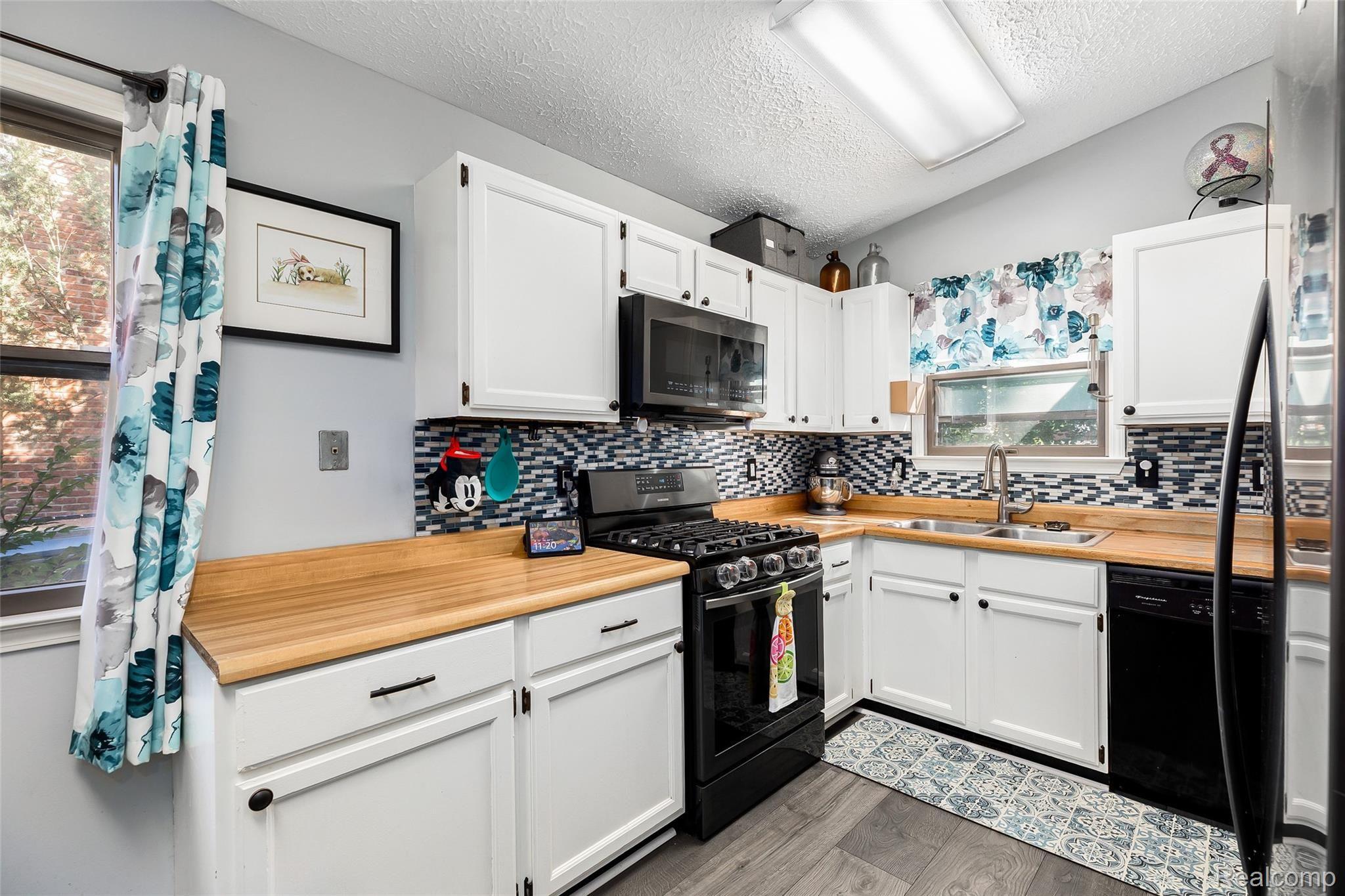 212 Riviera Terrace Waterford, MI 48328 - Photo 13 of 33 13.Kitchen