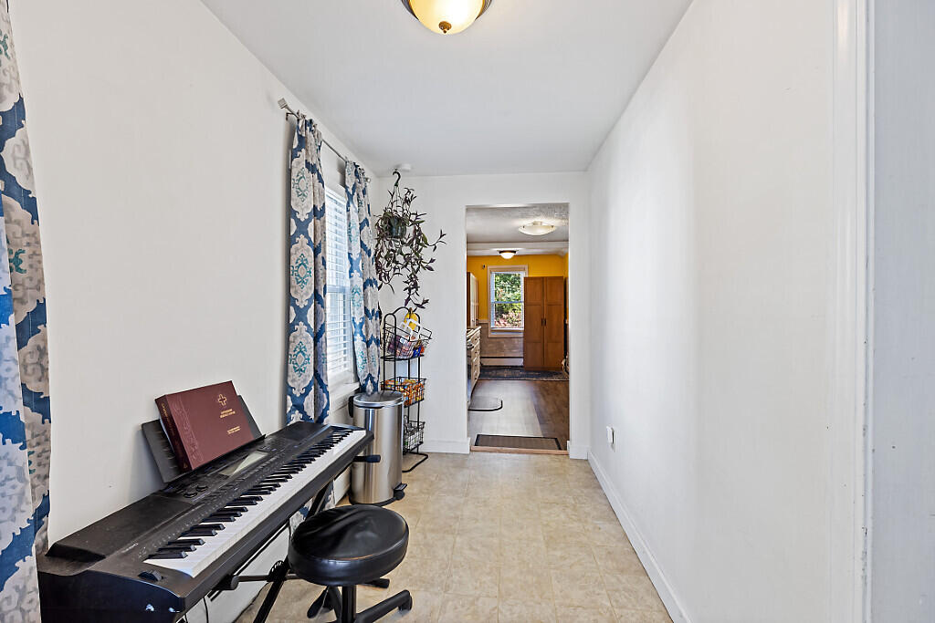 10 Edgewood Street Waterville, ME 04901 - Photo 34 of 64 34_BP5A0039_DxO_mls