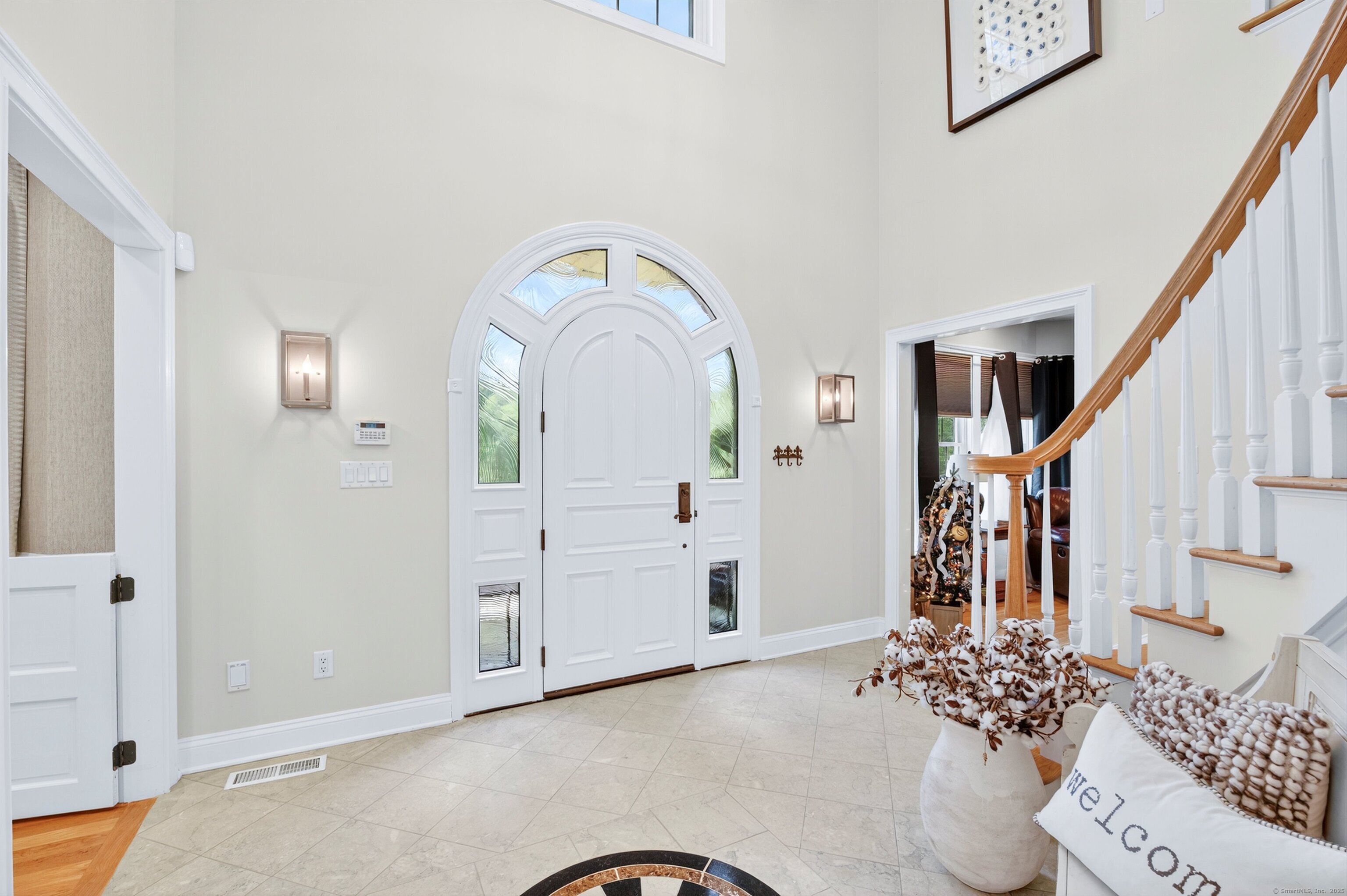 a view of livingroom with furniture