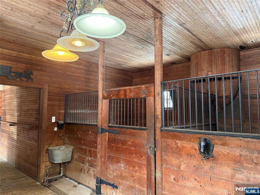 261 East Saddle River Road Saddle River, NJ 07458 - Photo 27 of 33