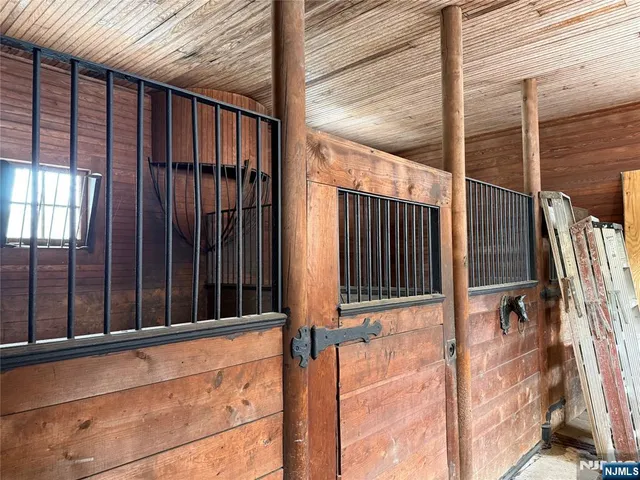 $1,400,000 | 261 East Saddle River Road, Saddle River, NJ 07458