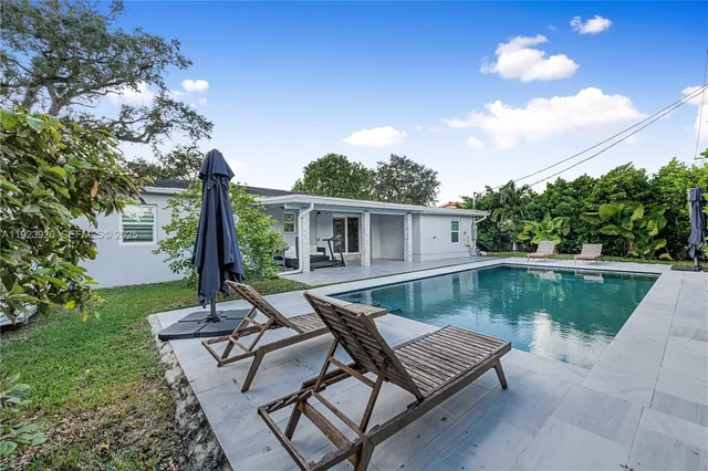 a view of a house with a yard